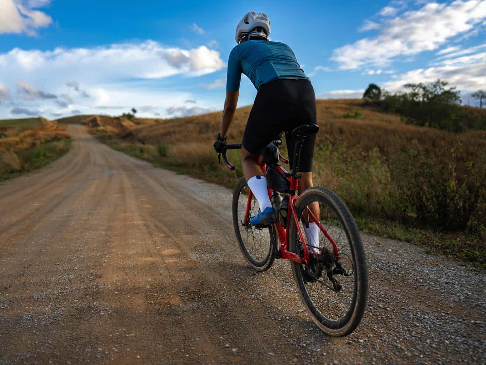 Illustratieve foto van een fietser op een gravelbike, een populair soort fiets, op een onverharde weg