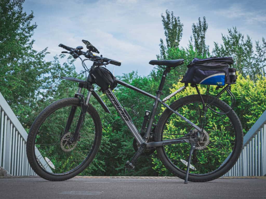 Illustratieve foto van een hybride fiets, in deze uitvoering een combinatie van een racefiets en een mountainbike