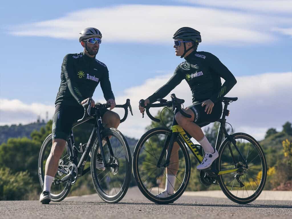 Illustratieve foto van twee wielrenners op een racefiets, een soort fiets voor snelle tochten